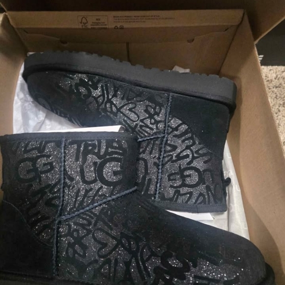 UGG Kids Short Boot in Black with Tonal Graffiti Print - Picture 2 of 2